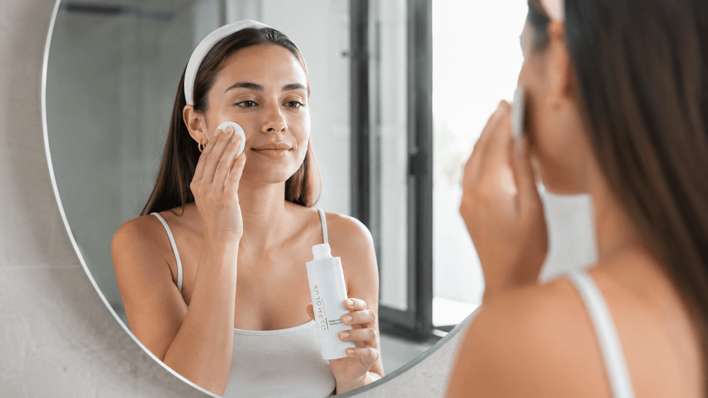 Cómo usar tónico facial: guía completa para aprovechar todos sus beneficios - Dermolux Cosmetics