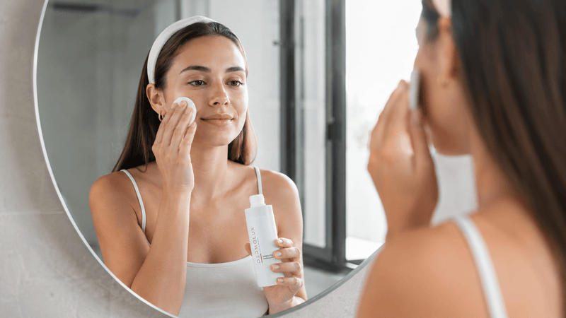 Cómo usar tónico facial: guía completa para aprovechar todos sus beneficios - Dermolux Cosmetics